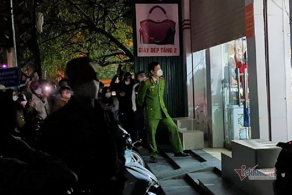 Công an trắng đêm khám shop nơi nữ sinh Thanh Hóa trộm váy bị hành hạ-3