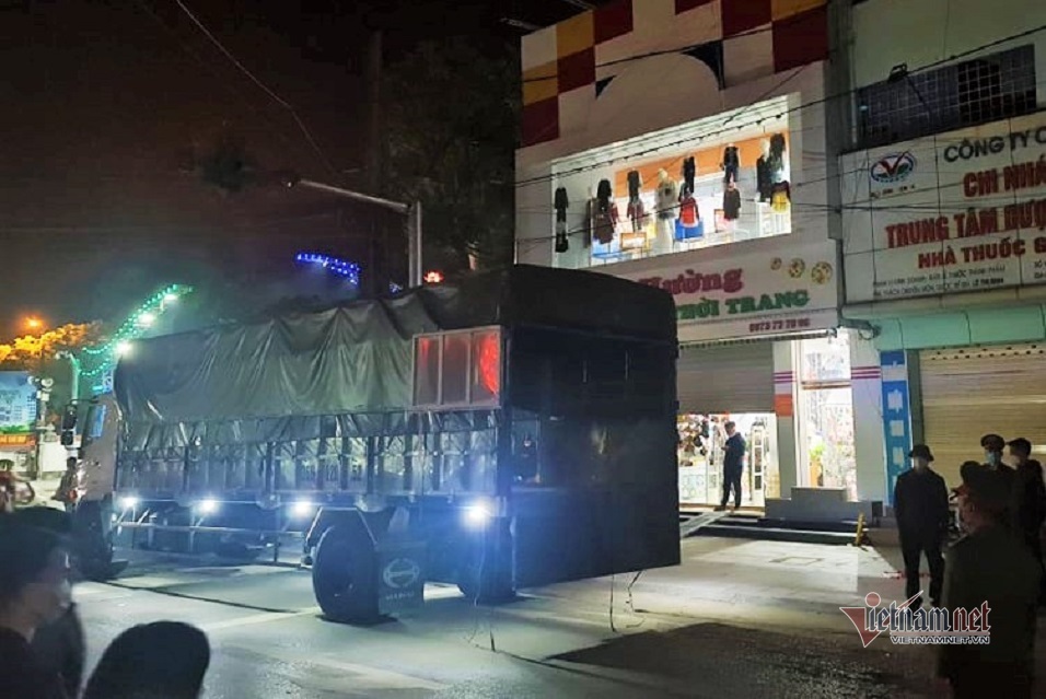 Công an trắng đêm khám shop nơi nữ sinh Thanh Hóa trộm váy bị hành hạ-4