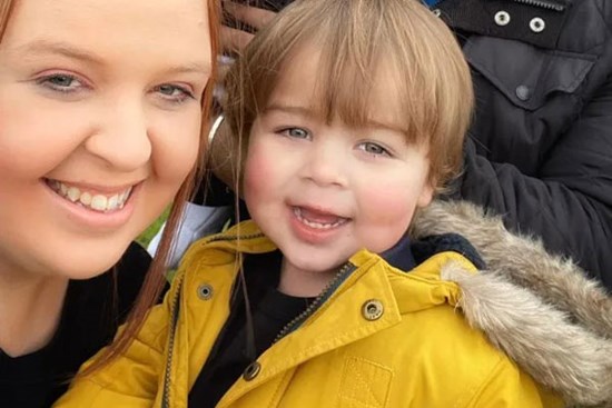 Bà mẹ đang lái xe bỗng dừng lại ném con ra ngoài, tưởng hành vi độc ác nhưng cảnh sát đến thấy hiện trường tấm tắc khen ngợi