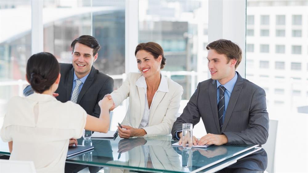 Mặc sơ mi trắng đi phỏng vấn, cô gái bị nhà tuyển dụng nhắc khéo: Em nên xem lại cách ăn mặc-1