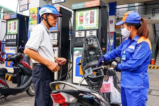 Giá xăng có thể sắp giảm rất mạnh tới 1.700 đồng?