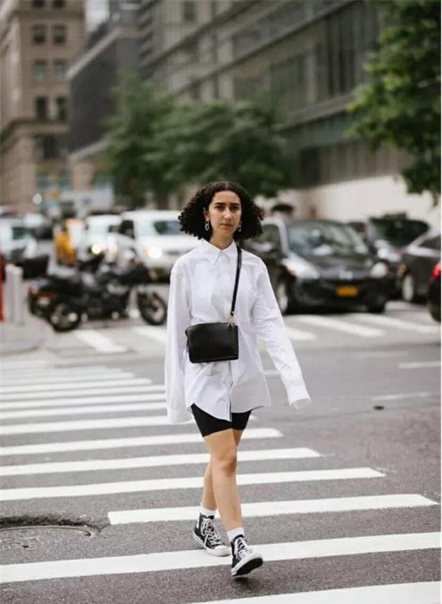 Phụ nữ thấp bé, thiếu chiều cao, khuyên bạn không nên đi 3 đôi giày này, hãy xỏ 2 đôi còn lại để trông bạn cao hơn-1