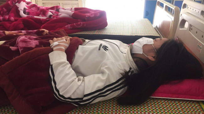 Nữ sinh 17 tuổi bị vợ chồng chủ shop làm nhục ở Thanh Hóa: Đang nằm viện theo dõi, tinh thần hoảng loạn, không dám gặp ai-1