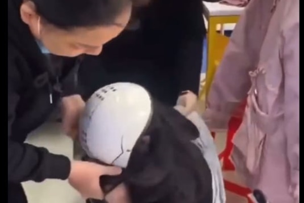 Vụ chủ shop quần áo bạo hành, làm nhục nữ sinh: Vì sao công an thu giữ quần áo?-5