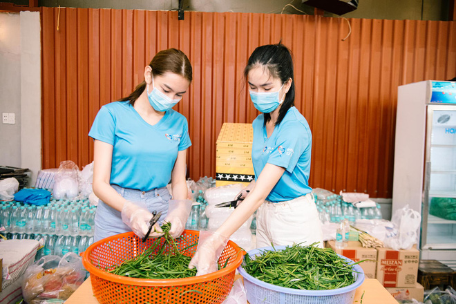 Khoảnh khắc Tân Hoa hậu Thuỳ Tiên chuẩn bị bếp ăn từ thiện mùa dịch bỗng gây bão” trở lại, người nhỏ nhưng toàn làm việc to!-9