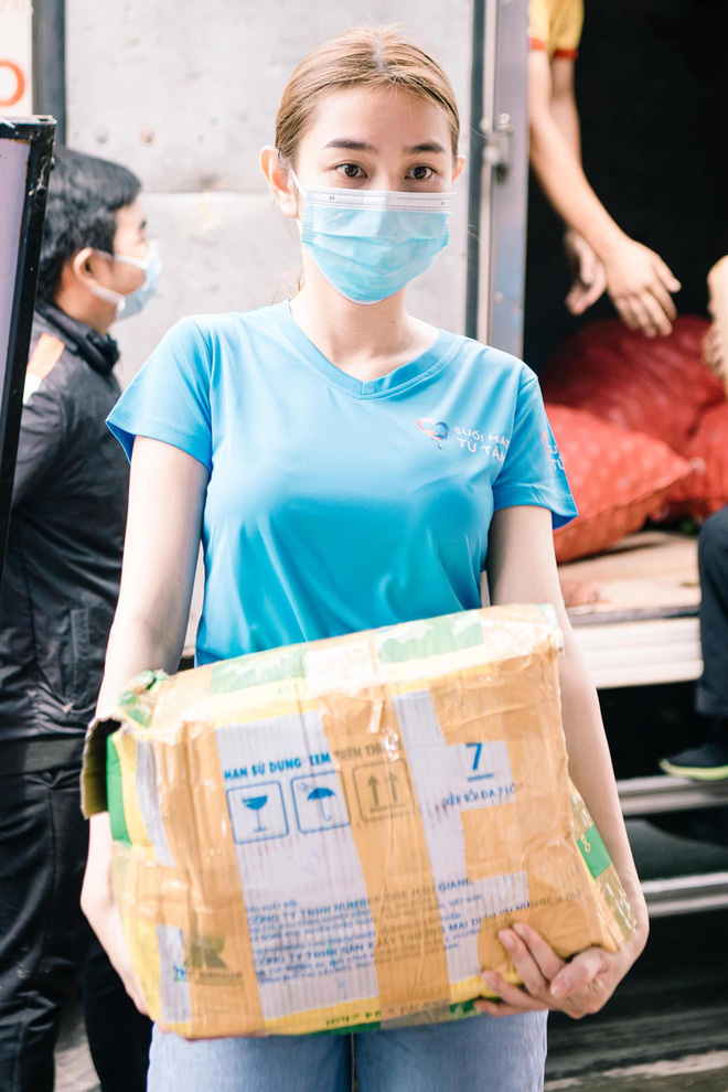Khoảnh khắc Tân Hoa hậu Thuỳ Tiên chuẩn bị bếp ăn từ thiện mùa dịch bỗng gây bão” trở lại, người nhỏ nhưng toàn làm việc to!-15