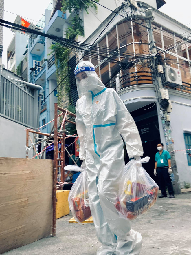 Khoảnh khắc Tân Hoa hậu Thuỳ Tiên chuẩn bị bếp ăn từ thiện mùa dịch bỗng gây bão” trở lại, người nhỏ nhưng toàn làm việc to!-17