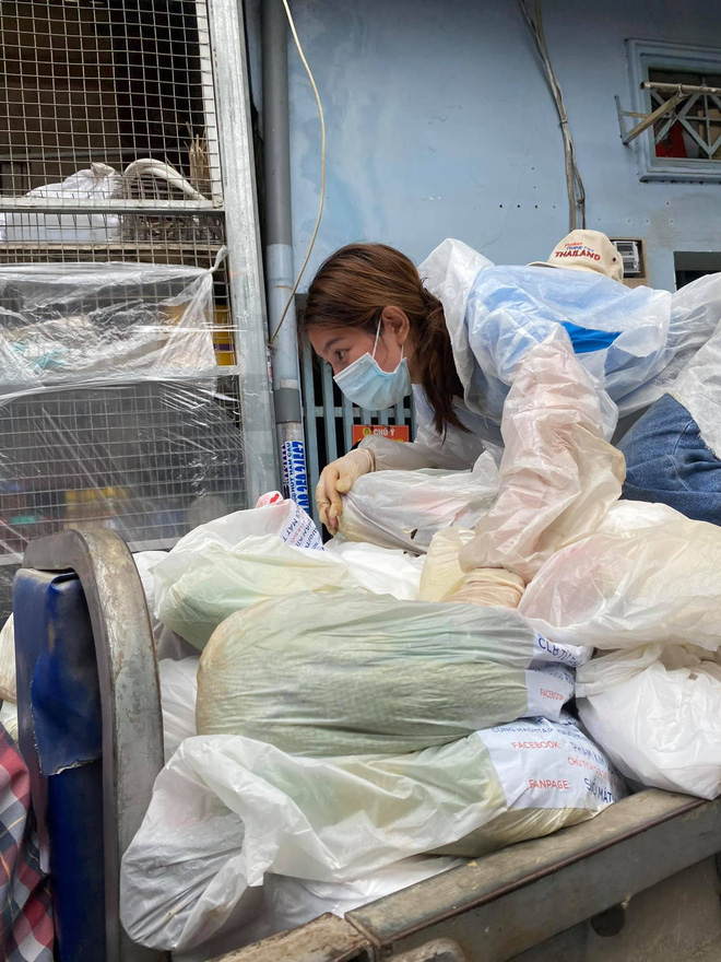 Khoảnh khắc Tân Hoa hậu Thuỳ Tiên chuẩn bị bếp ăn từ thiện mùa dịch bỗng gây bão” trở lại, người nhỏ nhưng toàn làm việc to!-19