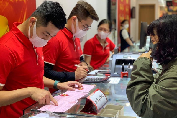 Giá vàng hôm nay 5/12: Sự đe doạ của biến thể mới-1