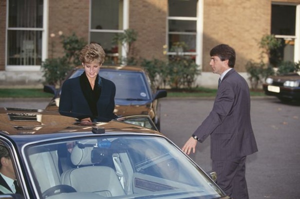 Đằng sau khoảnh khắc u sầu của Công nương Diana giữa rừng ống kính lạnh lùng là lời tuyên bố đau thấu tận tâm can-1