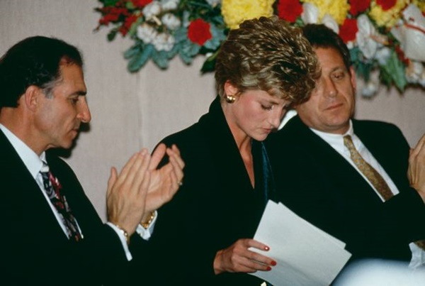 Đằng sau khoảnh khắc u sầu của Công nương Diana giữa rừng ống kính lạnh lùng là lời tuyên bố đau thấu tận tâm can-2