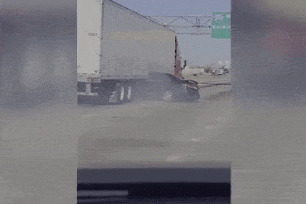 Ô tô con bị xe container kéo lê trên đường, nữ tài xế hoảng loạn giơ tay cầu cứu