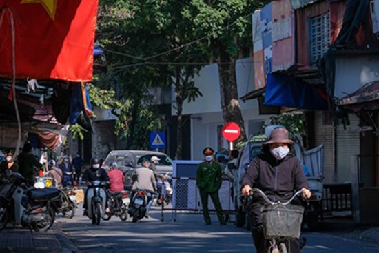 Lần đầu vượt mốc 600 ca mắc trong ngày, Hà Nội liệu có đóng cửa hàng quán, ngừng cho học sinh trở lại trường?