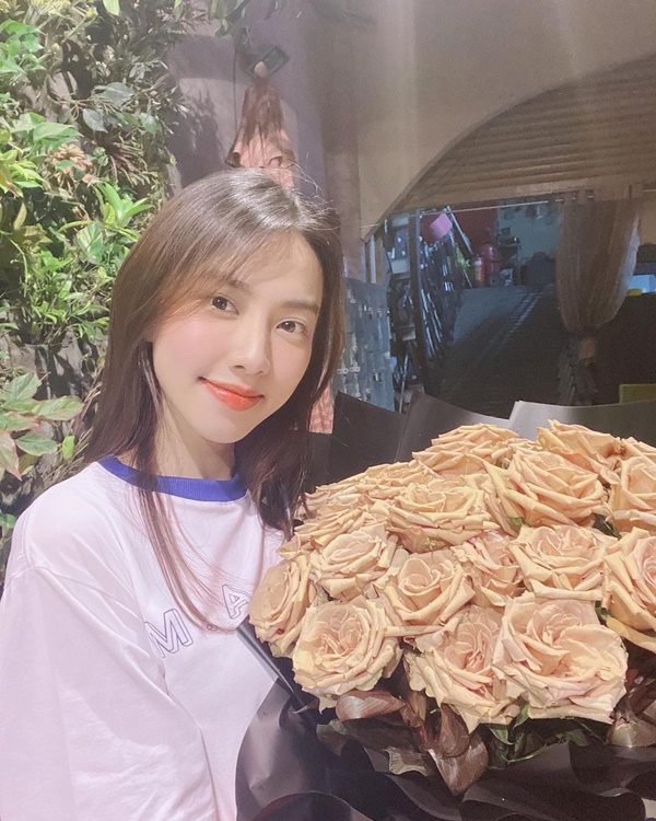 Hoa hậu Thùy Tiên mặt mộc gây bất ngờ, chăm da thế nào mà đỉnh thế?-3