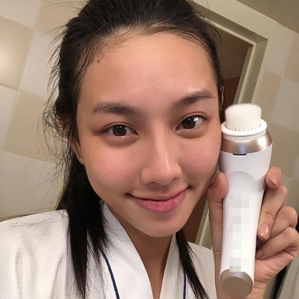 Hoa hậu Thùy Tiên mặt mộc gây bất ngờ, chăm da thế nào mà đỉnh thế?-5