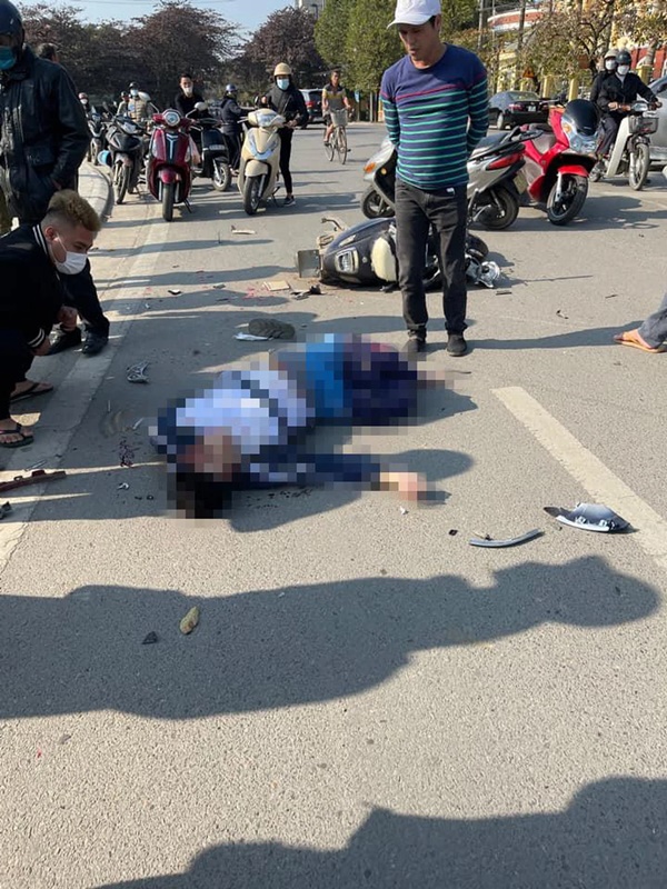 Clip ô tô 7 chỗ đâm gãy 2 chân nam sinh, cú nhấn ga tiếp theo của tài xế gây phẫn nộ-1