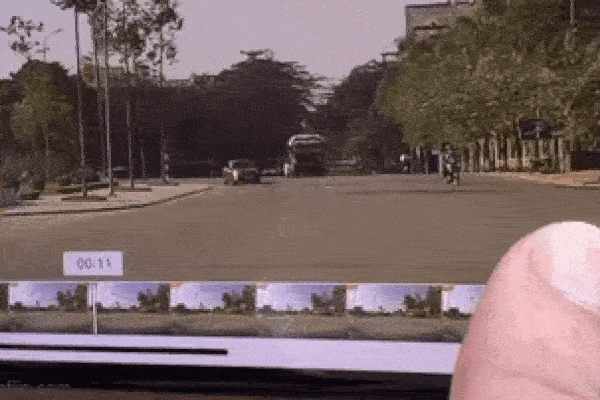 Clip ô tô 7 chỗ đâm gãy 2 chân nam sinh, cú nhấn ga tiếp theo của tài xế gây phẫn nộ