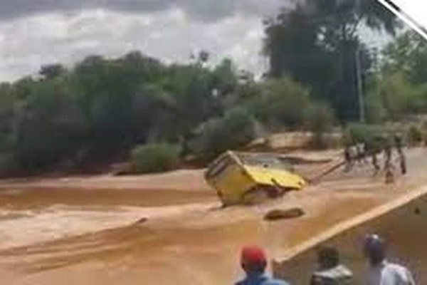 Clip: Xe ăn cưới cố gắng vượt qua cầu trong cơn lũ, bị nước cuốn trôi khiến 23 người tử vong-1