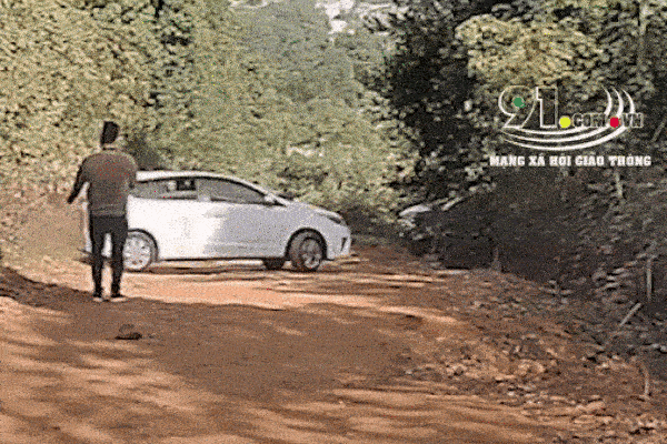 Ô tô không người lái lùi bất thường, lộn nhào nhiều vòng khiến tất cả kinh hãi tột độ