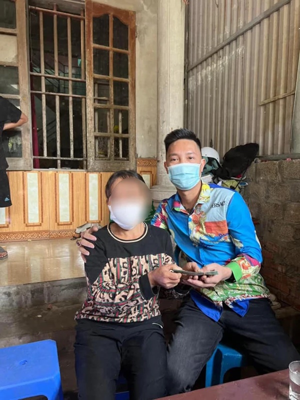 Huấn Hoa Hồng và nhiều người kéo đến nhà nữ sinh trộm váy, ủng hộ hàng chục triệu đồng gây tranh cãi-1