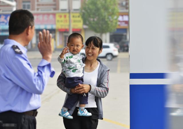 Người mẹ cố tình bỏ mặc con trai 5 tuổi trong siêu thị, hành vi của cháu bé sau đó khiến ai nấy đều thán phục-3