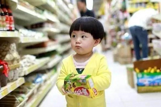 Người mẹ cố tình bỏ mặc con trai 5 tuổi trong siêu thị, hành vi của cháu bé sau đó khiến ai nấy đều thán phục