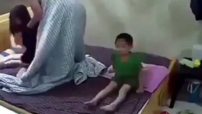 Nửa đêm thức dậy, con trai 4 tuổi hỏi bố mẹ đang chơi trò gì thế, mẹ đỏ mặt xấu hổ nhưng bố nhanh trí trả lời thật tinh tế-1