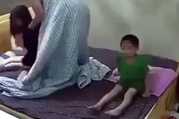 Đại học Harvard chỉ ra: Có 4 thói quen của cha mẹ khiến con KÉM THÔNG MINH, điều thứ 3 xảy ra phổ biến ở nhiều gia đình-2