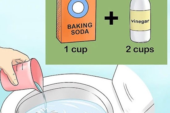 Cùng đổ giấm vào bồn cầu và xem điều kỳ diệu gì sẽ xảy ra