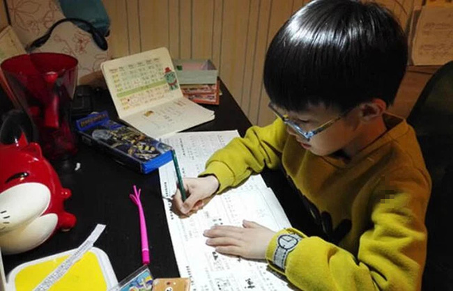 Đại học Harvard chỉ ra: Có 4 thói quen của cha mẹ khiến con KÉM THÔNG MINH, điều thứ 3 xảy ra phổ biến ở nhiều gia đình-1