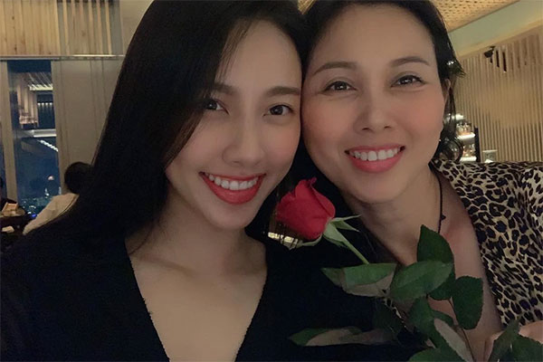 Có gì trong bữa ăn vội vàng của Thuỳ Tiên sau khi đăng quang quốc tế, ống kính zoom xuống đôi chân có chi tiết lạ?-5