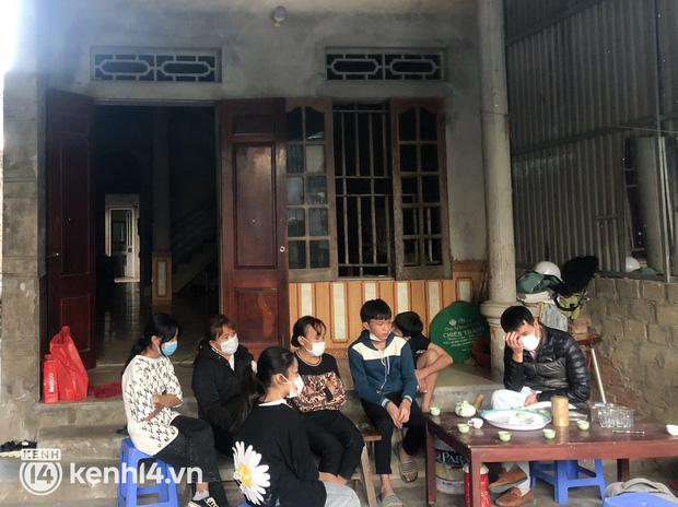 Vụ chủ shop quần áo hành hạ cô gái ở Thanh Hoá: Mẹ nữ sinh 17 tuổi từng quỳ xuống van xin chủ shop Mai Hường-1