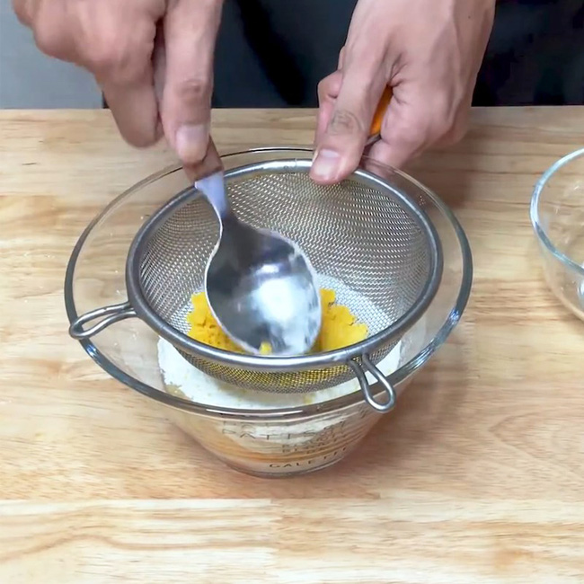 Bông lan trứng muối chắc chắn là món bánh hot nhất thời điểm này: Ăn nhiều rồi nhưng chị em đã biết cách làm chưa?-2