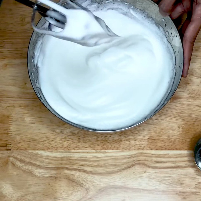 Bông lan trứng muối chắc chắn là món bánh hot nhất thời điểm này: Ăn nhiều rồi nhưng chị em đã biết cách làm chưa?-3