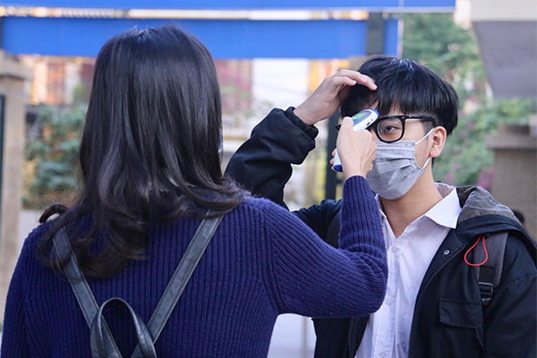 Hà Nội 6/12: Học sinh THPT trở lại trường sau kỳ nghỉ dài, mỗi tầng chỉ có 2 phòng học, tiết chào cờ đặc biệt chưa từng có-12