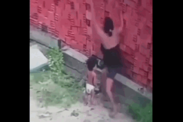 Clip: Mẹ dùng thân mình đỡ gạch rơi, cứu con khỏi tai nạn kinh hoàng