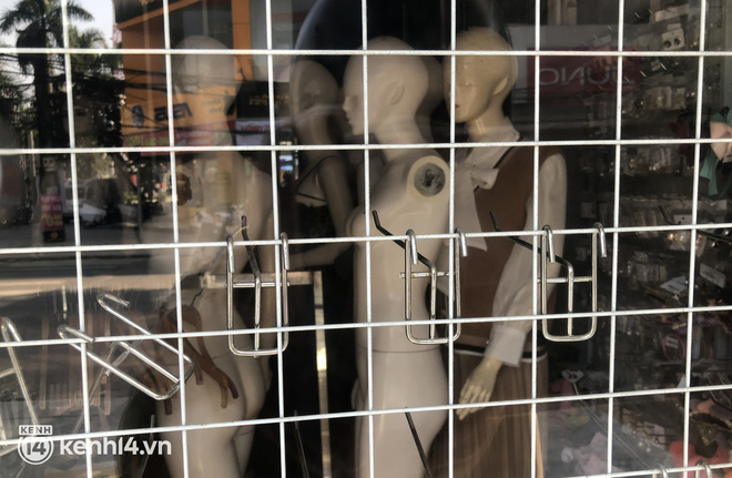 Vụ chủ shop Mai Hường hành hạ nữ sinh trộm váy: Hàng tấn quần áo tại shop bị thu giữ, chỉ còn lại hàng made in Việt Nam-3