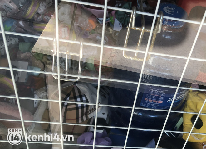 Vụ chủ shop Mai Hường hành hạ nữ sinh trộm váy: Hàng tấn quần áo tại shop bị thu giữ, chỉ còn lại hàng made in Việt Nam-4