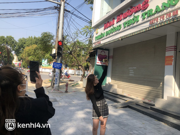 Vụ chủ shop Mai Hường hành hạ nữ sinh trộm váy: Hàng tấn quần áo tại shop bị thu giữ, chỉ còn lại hàng made in Việt Nam-5