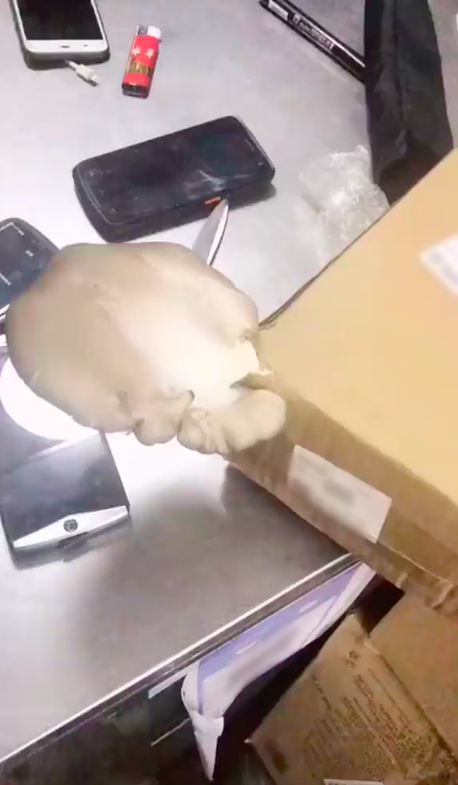 Đặt hàng bị lưu kho 2 tháng, shipper và khách cùng tá hoả khi thấy thứ xuất hiện trên thùng hàng-4