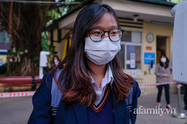 Hà Nội 6/12: Học sinh THPT trở lại trường sau kỳ nghỉ dài, mỗi tầng chỉ có 2 phòng học, tiết chào cờ đặc biệt chưa từng có-6