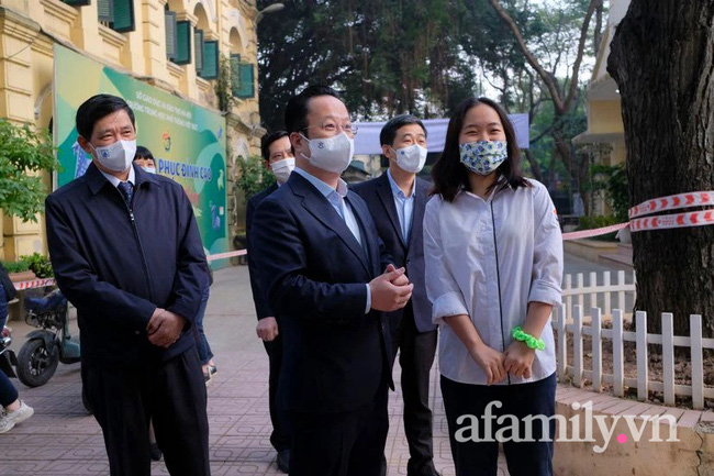 Hà Nội 6/12: Học sinh THPT trở lại trường sau kỳ nghỉ dài, mỗi tầng chỉ có 2 phòng học, tiết chào cờ đặc biệt chưa từng có-11