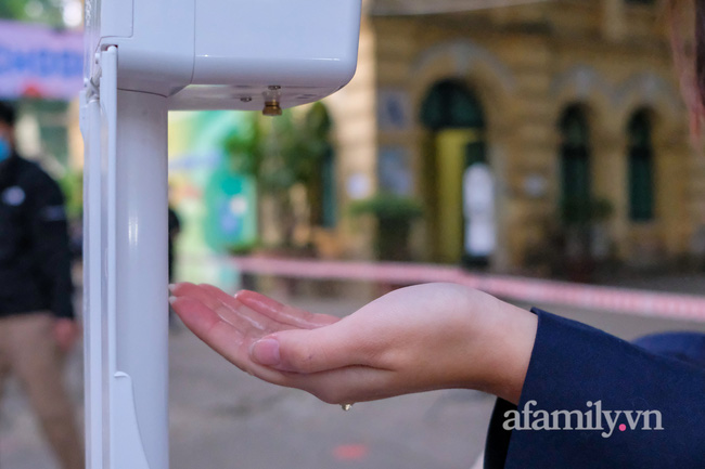 Hà Nội 6/12: Học sinh THPT trở lại trường sau kỳ nghỉ dài, mỗi tầng chỉ có 2 phòng học, tiết chào cờ đặc biệt chưa từng có-4