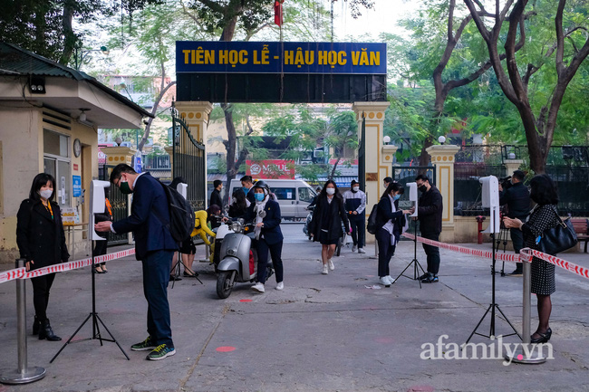 Hà Nội 6/12: Học sinh THPT trở lại trường sau kỳ nghỉ dài, mỗi tầng chỉ có 2 phòng học, tiết chào cờ đặc biệt chưa từng có-1