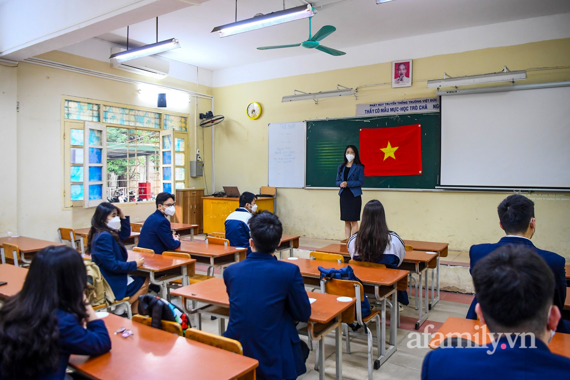 Hà Nội 6/12: Học sinh THPT trở lại trường sau kỳ nghỉ dài, mỗi tầng chỉ có 2 phòng học, tiết chào cờ đặc biệt chưa từng có-8