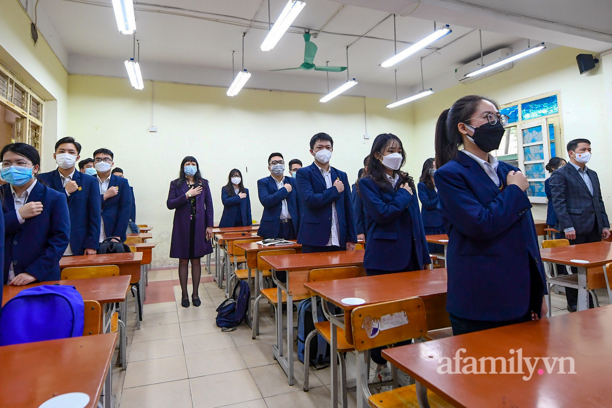 Hà Nội 6/12: Học sinh THPT trở lại trường sau kỳ nghỉ dài, mỗi tầng chỉ có 2 phòng học, tiết chào cờ đặc biệt chưa từng có-7