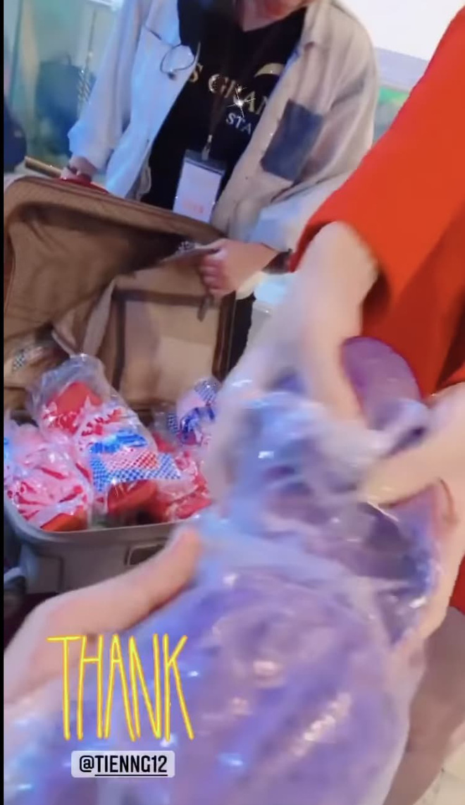 Có gì trong bữa ăn vội vàng của Thuỳ Tiên sau khi đăng quang quốc tế, ống kính zoom xuống đôi chân có chi tiết lạ?-2