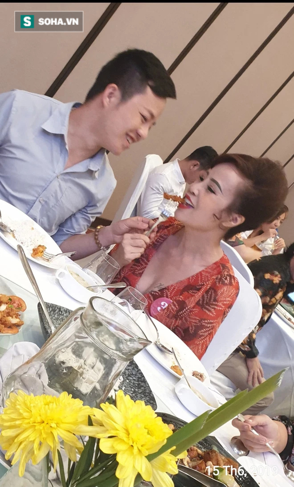 Cô dâu 62 tuổi sau 3 năm kết hôn khoe kinh doanh kiếm bộn tiền, chồng trẻ nghiện vợ-3