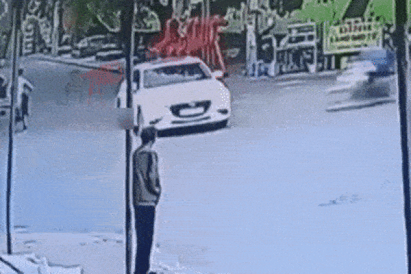 Phóng như bay đâm vỡ đầu ô tô, nam thanh niên may mắn thoát nạn khó tin