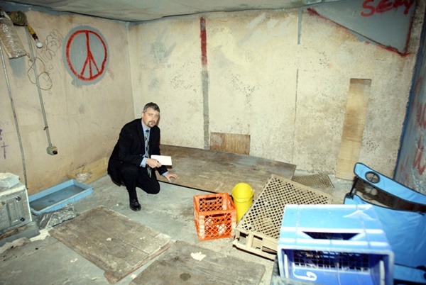 Gã triệu phú ve chai đào ngục tối ngay trong nhà, bắt nhốt 5 cô gái suốt 15 năm vợ không hay biết, tình tiết ly kỳ hơn cả phim-2